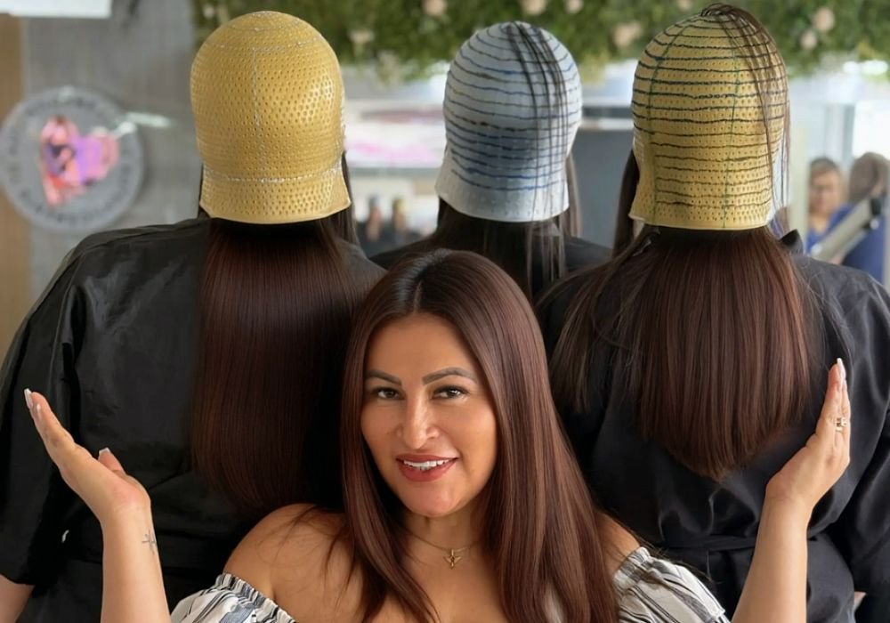 Alumnas con gorros de colores variados